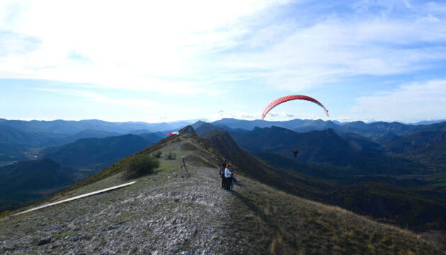 Parapente sur la montagne de Chabre dans le Sisteronais-Buëch.